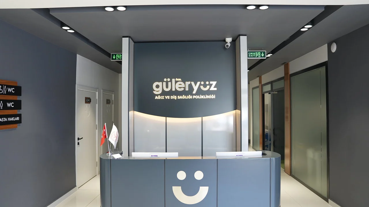 Güleryüz Diş Polikliniği karşılama ve hasta görüşme alanı